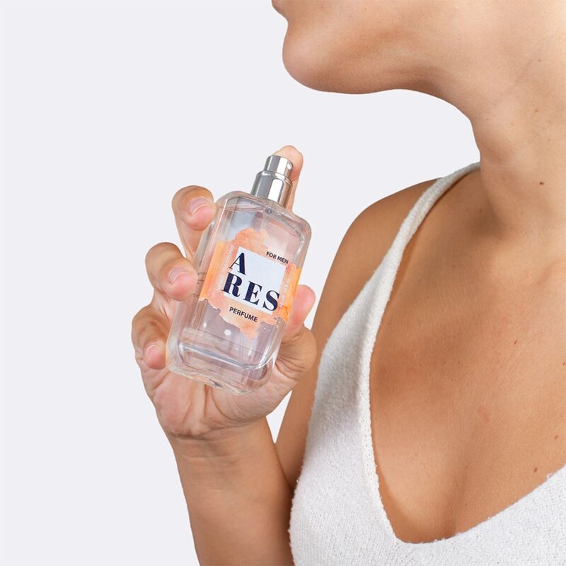 Spray di profumo naturale SECRETPLAY ARES con feromoni per uomo, flacone da 50 ml, dettagli del packaging e etichetta.