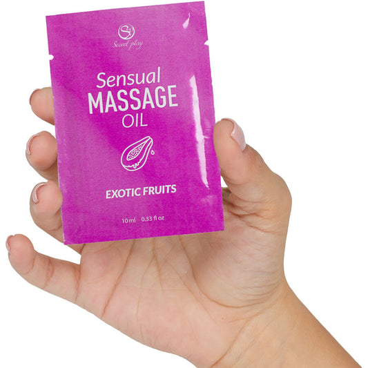 Olio da massaggio monodose SECRETPLAY ai frutti esotici, 10 ml, con bottiglia piccola e etichetta colorata.
