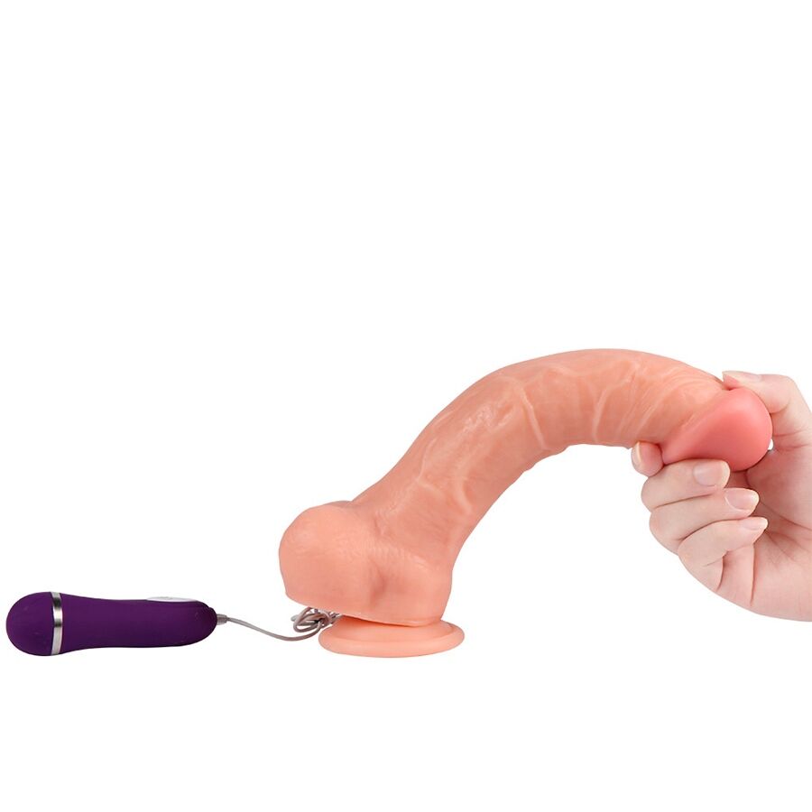 Dildo vibratore SHEQU Apolo con telecomando lungo 24,5 cm, design realistico e colore neutro, ideale per stimolazione e piacere.