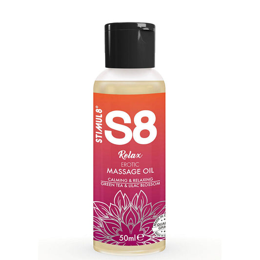 Olio per massaggi erotici STIMUL8 S8 RELAX al tè verde, flacone da 50 ml, con etichetta e tappo nero.