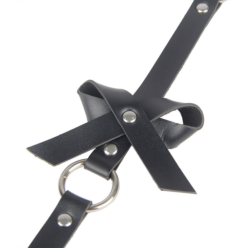 Catena in pelle nera per gambe SUBBLIME FETISH, taglia unica, con dettagli metallici, visibile su modella con outfit fetish.