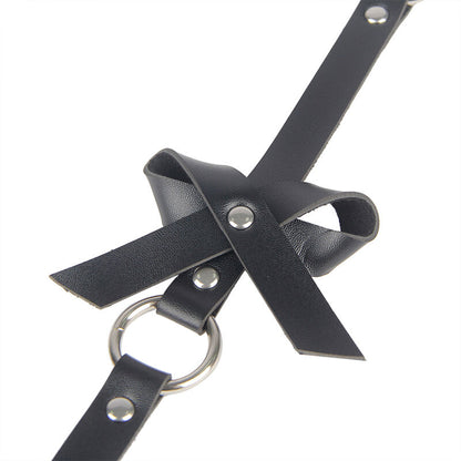 Catena in pelle nera per gambe SUBBLIME FETISH, taglia unica, con dettagli metallici, visibile su modella con outfit fetish.