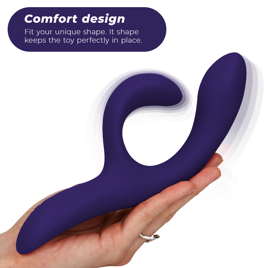 Vibratore WE-VIBE Nova 3 Rabbit blu notte, stimolatore con design ergonomico e dettagli luminosi, in uso su superficie morbida.